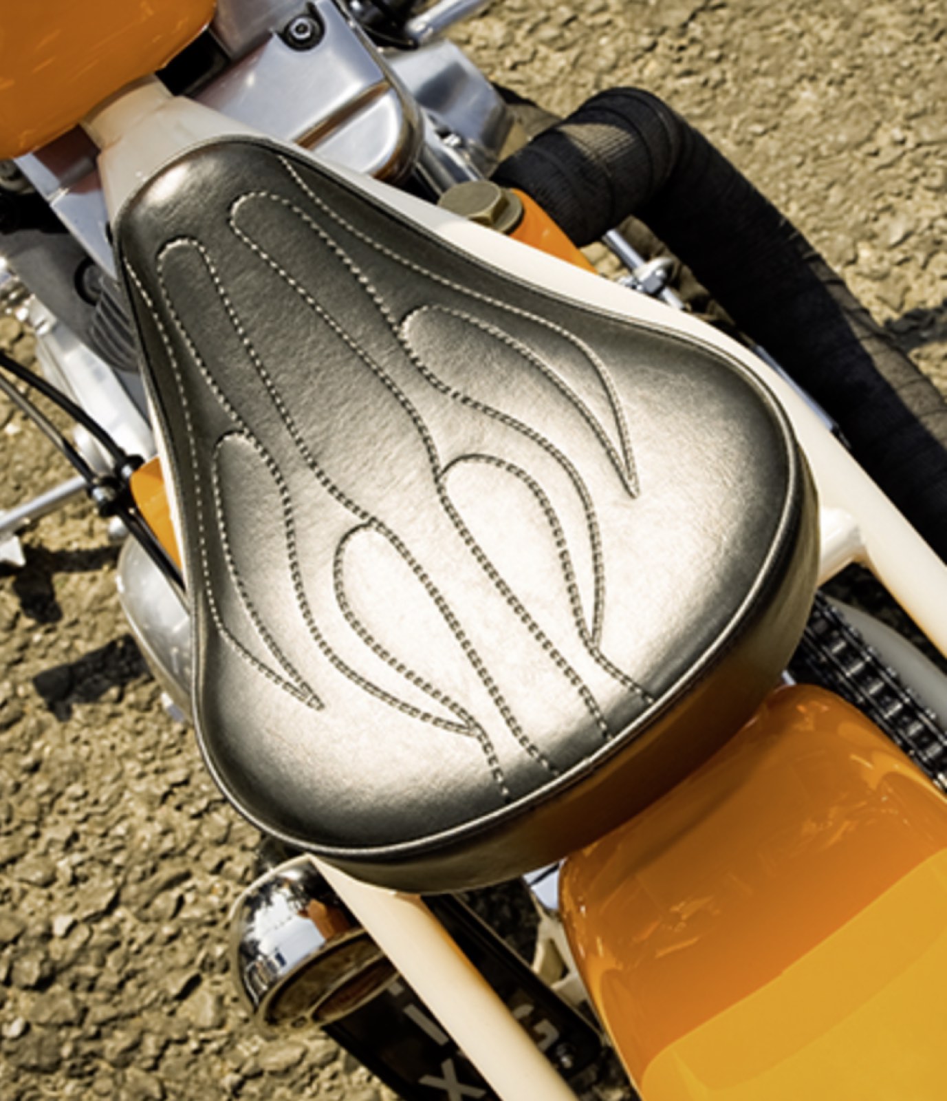 Selle moto avec couture flamme