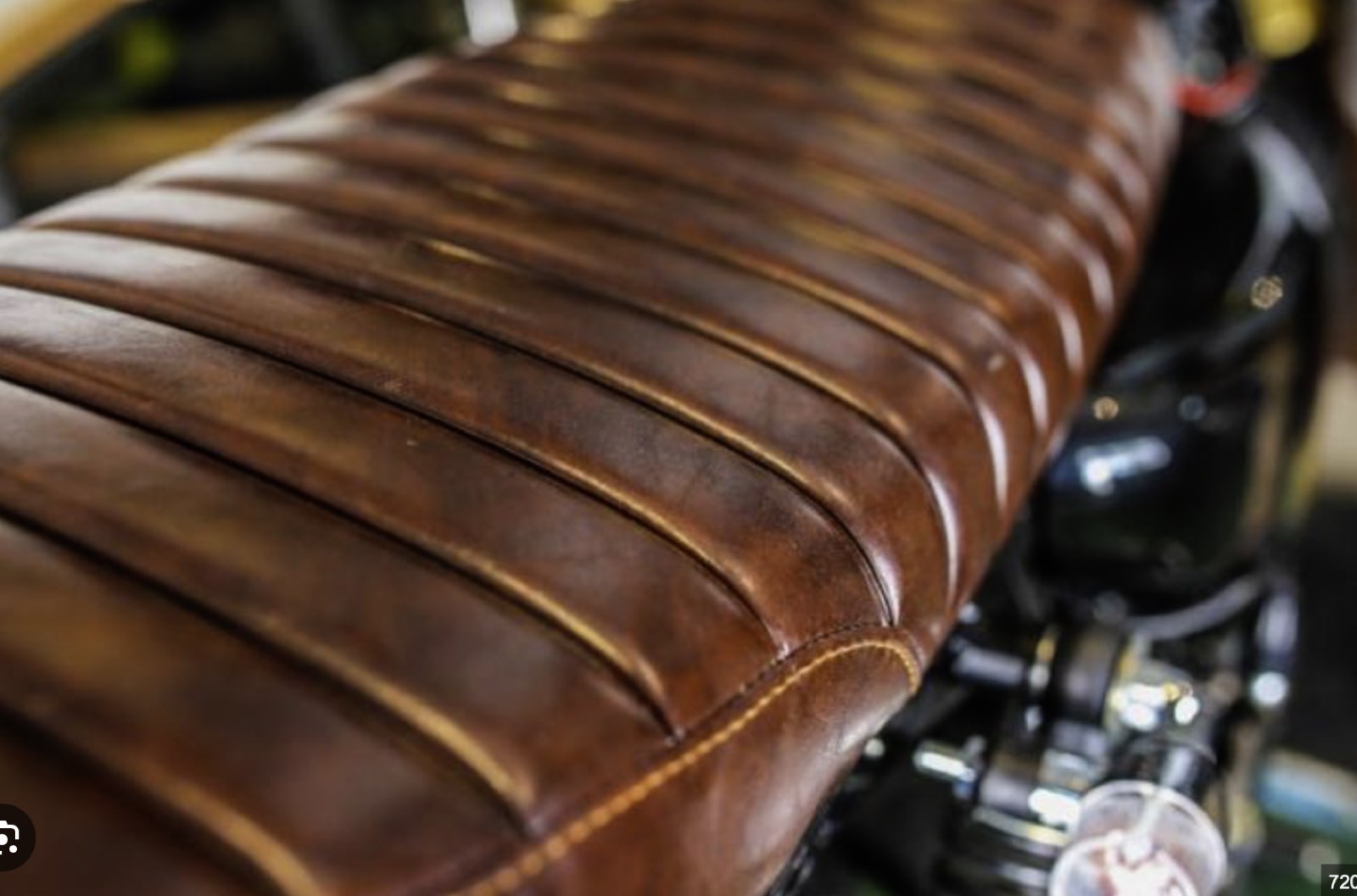 Selle moto cuir marron sur mesure